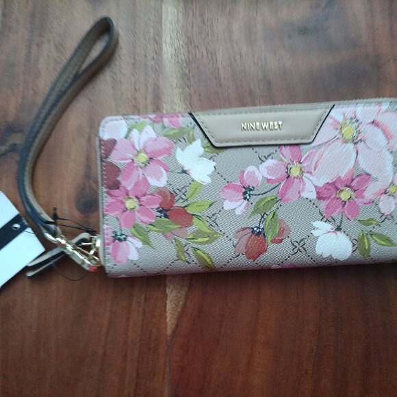 NWT Nine West Verna SLG Zip Around Wallet Sable Logo Floral Print - Picture 1 of 5